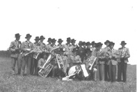 Die Musiker des Musikvereins Bleichen anno 1951 - Zum Vergrößern auf das Bild klicken